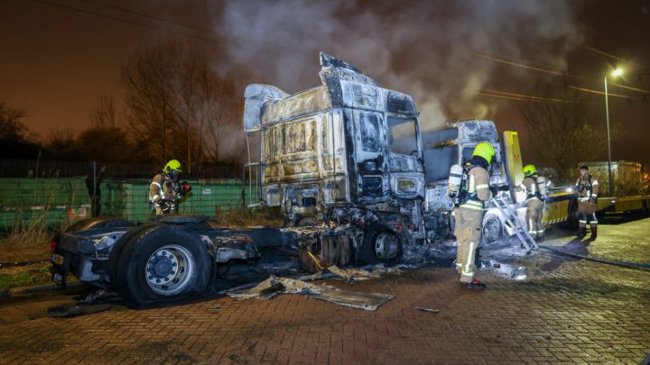 Twee vrachtwagens uitgebrand