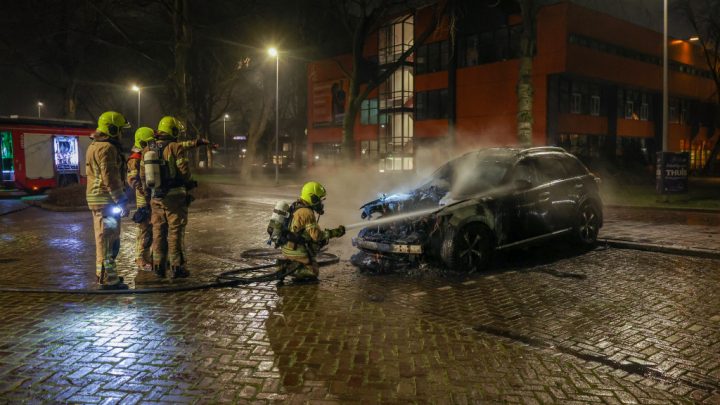 Auto brandt af op parkeerplaats