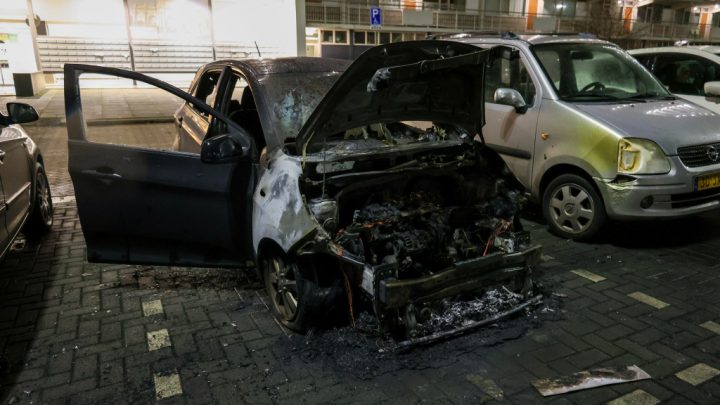 Auto op parkeerplaats volledig afgebrand