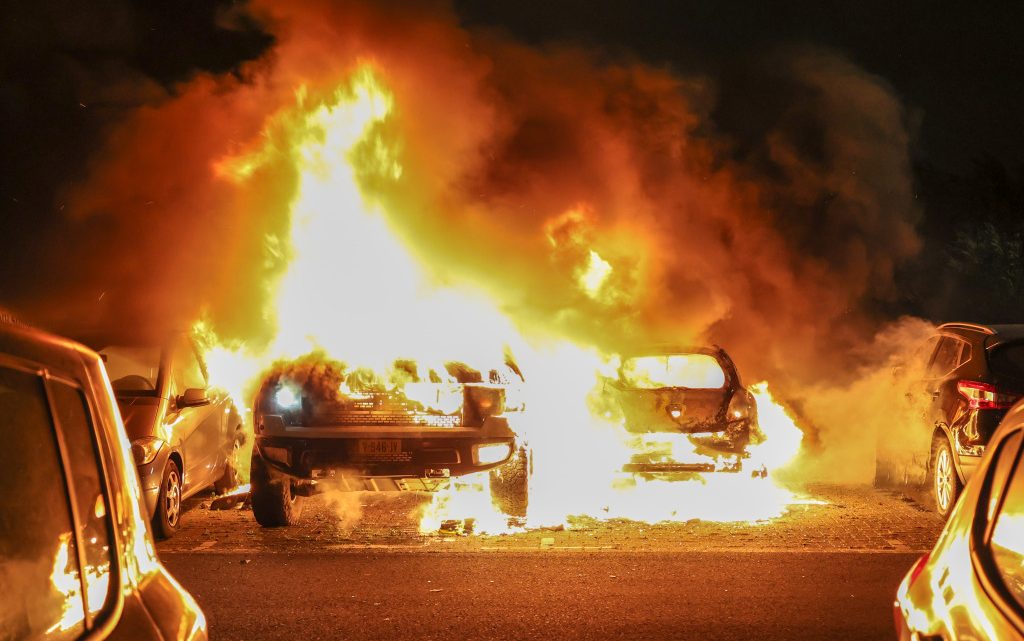 Vijf voertuigen beschadigd door voertuigbrand (VIDEO)