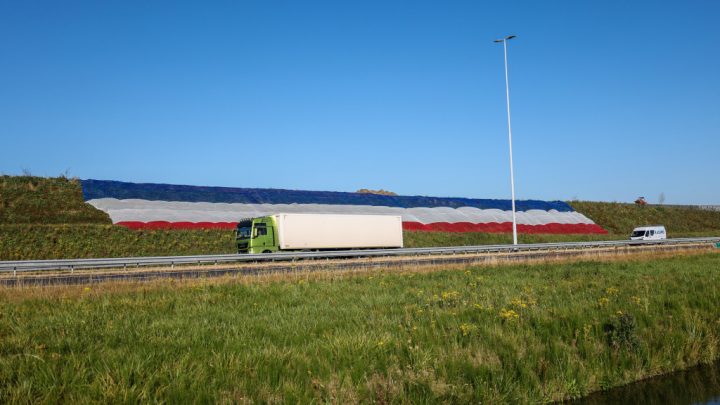 Grote omkeerde vlag langs de snelweg