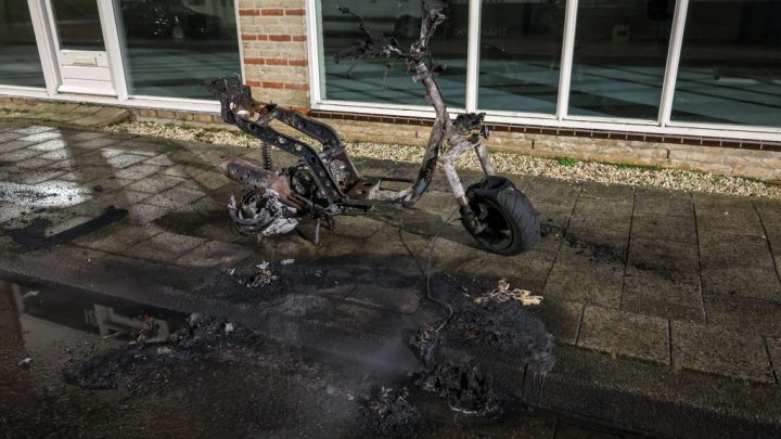 Scooter uitgebrand voor autobedrijf