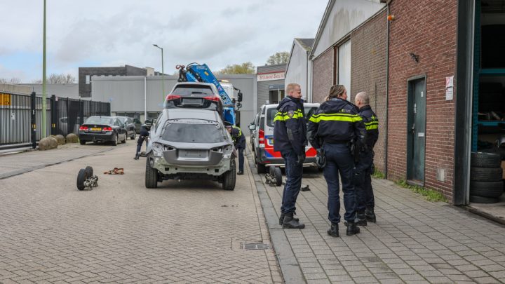 Politie neemt voertuigen in beslag bij inval in autogarage