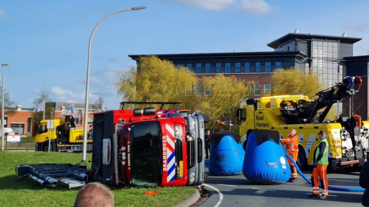 Tankautospuit van brandweer uit Rotterdam kantelt tijdens uitruk