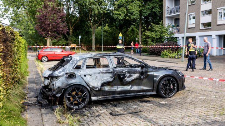 Auto in parkeerhaven afgebrand na mogelijke ontploffing
