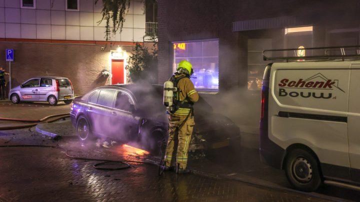 Geparkeerde personenauto in brand gevlogen