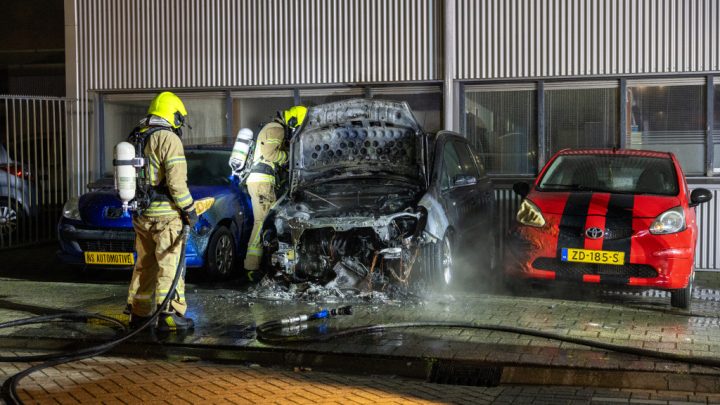 Drie personenvoertuigen beschadigd door brand
