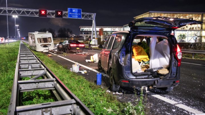 Snelweg vol brokstukken na ongeval met caravan VIDEO