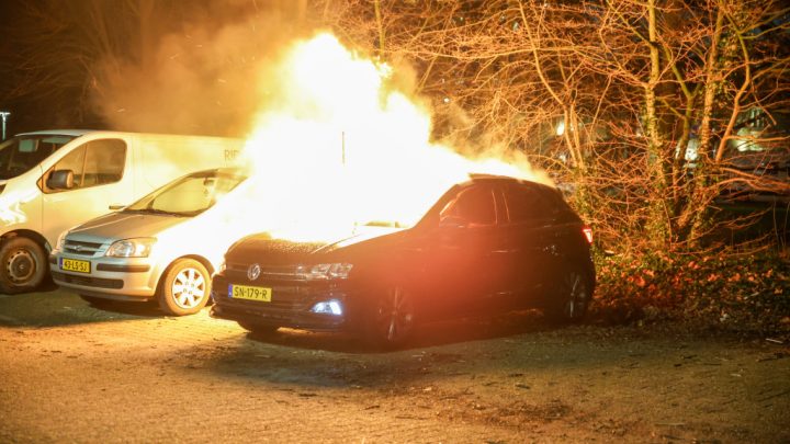 Auto in brand op parkeerplaats achter flat VIDEO