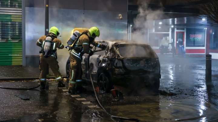 Geparkeerde personenauto in brand