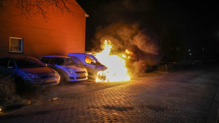 Twee voertuigen beschadigd door brand VIDEO