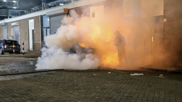 Auto in brand op parkeerplaats Hoogvliet VIDEO